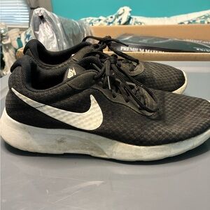 Nike Men's Black and White Sneakers